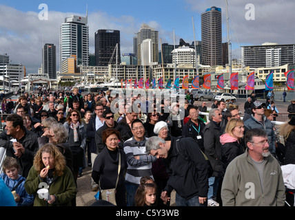 La foule attendant le Wynyard Crossing Bridge d'ouvrir, de Viaduct Harbour, Auckland New Zealand Banque D'Images