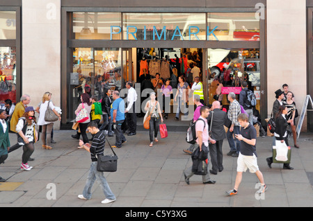 Vue aérienne de Londres sur une rue animée, en regardant les clients à l'entrée du magasin de vêtements Primark dans le quartier d'Oxford Street West End au Royaume-Uni Banque D'Images