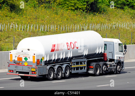 Substance de gaz liquide BOC de la British Oxygen Company dans un camion-citerne articulé Remorque et camion hgv roulant le long de l'autoroute Angleterre Royaume-Uni Banque D'Images