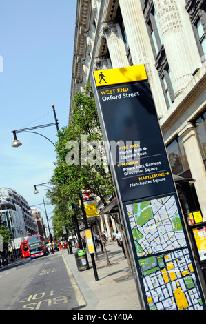 London Street Sign orientation lisible dans Oxford Street à l'extérieur du magasin Selfridges England UK Banque D'Images