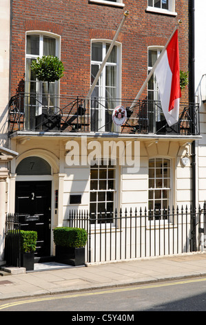 Porte d'entrée et à l'Ambassade à Londres de la Principauté de Monaco avec drapeau national à Mayfair London England UK Banque D'Images