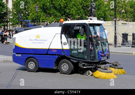 London Street Scene homme au travail conduite machine de nettoyage de route exploitée par Veolia Environmental Services pour la ville de Westminster council England UK Banque D'Images