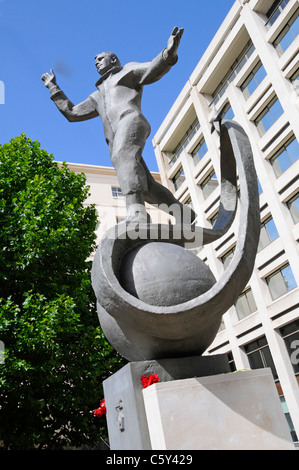 Statue de zinc de cadeaux de héros russe Roscosmos le cosmonaute Youri Gagarine premier vol habité dans l'espace voyage historique London England UK Banque D'Images