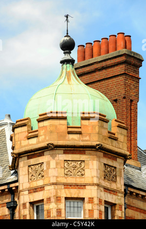 Toit recouvert de cuivre à Dome sur la construction typique montrant couleur patine verte de l'altération atmosphérique avec cheminée en brique au-delà de Londres Angleterre Royaume-uni Banque D'Images
