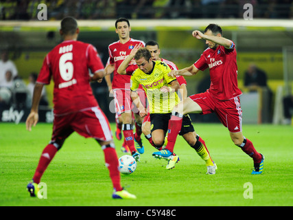 Bundesliga, le Borussia Dortmund contre Hambourg SV 3:1, Mario Götze (Goetze) (BVB) (m) contre quatre joueurs de Hambourg Banque D'Images