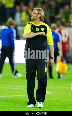 Bundesliga, le Borussia Dortmund contre Hambourg SV 3:1, l'entraîneur Jürgen Klopp (Juergen) (BVB) montre sa sympathie pour le club Banque D'Images