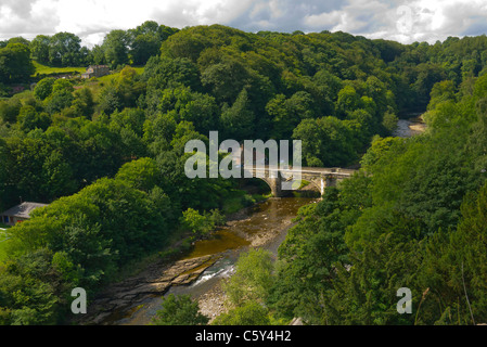 Le vert classé Grade 2 Pont sur la rivière Swale dans Richmond North Yorkshire UK Banque D'Images