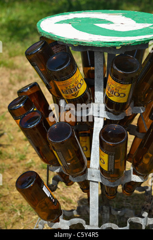 Une pile de bouteilles de bière blonde Coreff Bretagne, FR Banque D'Images