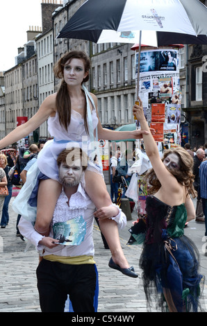 Acteurs promouvoir leurs Edinburgh Fringe jouent sur la rue principale. Banque D'Images