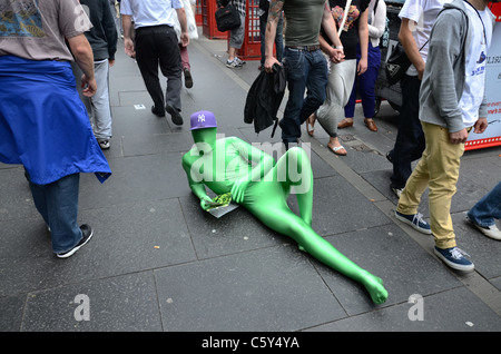 Un membre de l'Oikos Théâtre vêtu d'un costume de gimp favorise le jeu, 'Woyzeck', sur la rue d'Édimbourg. Banque D'Images