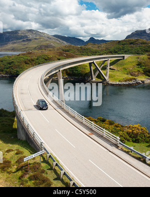 Une voiture sur le pont Kylesku, Sutherland, Highlands, Scotland, UK. Banque D'Images