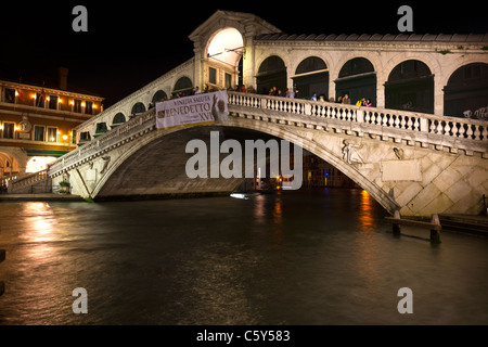 Le Grand Canal et le Pont du Rialto, Venise, Vénétie, Italie, Europe Banque D'Images