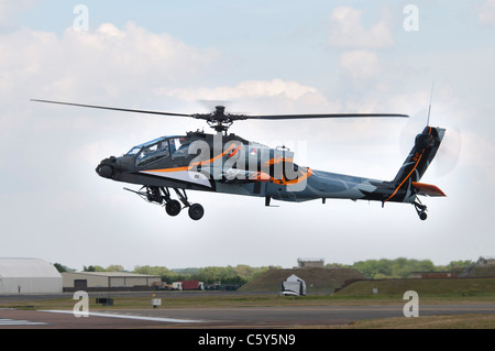 Royal Netherlands Air Force Boeing AH-64D'hélicoptère d'attaque Apache Q-17 de l'Escadron 301 Gilze-Rijen arrive à Fairford Banque D'Images