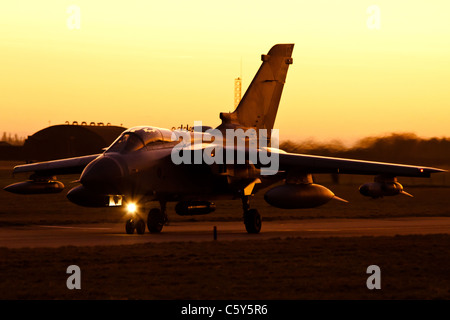 Tornado en taxi pour le départ de Coningsby au crépuscule Banque D'Images