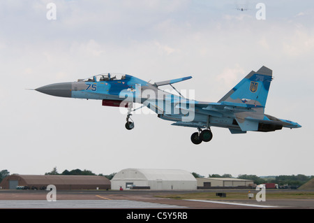 L'Armée de l'air ukrainienne Sukhoi Su-27UB chasseur de supériorité aérienne de la 831st Fighter Aviation Regiment atterrit à RAF Fairford Banque D'Images