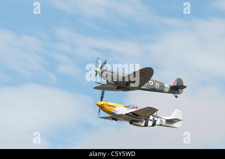 Supermarine Spitfire britannique Mark IXB nombre MH434 ( construit en 1943) et North American P-51D Mustang '' Frankie féroce Banque D'Images