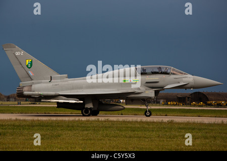 L'Eurofighter Typhoon attend pour le départ de RAF Coningsby Banque D'Images