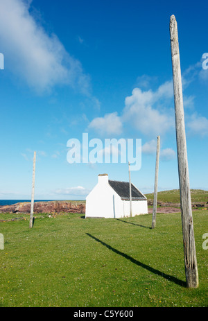 Les Saumons Bothy et poteaux pour le séchage net. Clachtoll, Saumon, Clachtoll Assynt, Sutherland, Highland, Scotland, UK Banque D'Images