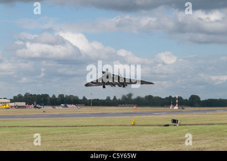 La guerre froide à aile delta les bombardiers Avro Vulcan XH558 numéro de code prend son envol pour le 2011 Royal Air Tattoo Banque D'Images