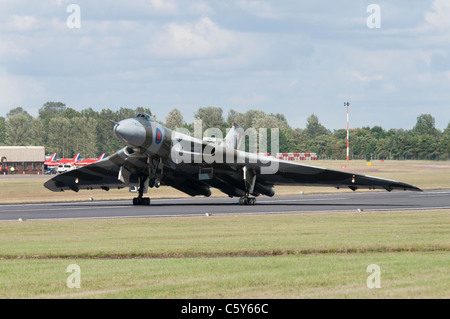 La guerre froide en aile delta Avro Vulcan bomber XH558 faire un atterrissage en douceur au 2011 Royal International Air Tattoo Banque D'Images