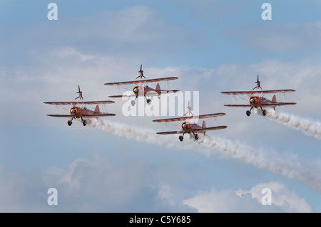 Le Breitling Wingwalkers frisson les foules à l'édition 2011 du Royal International Air Tattoo à Fairford de la RAF, Gloucestershire, Angleterre Banque D'Images