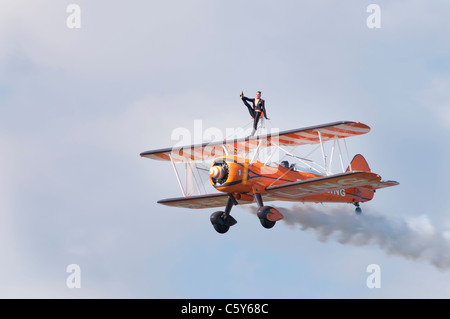 Le Breitling Wingwalkers frisson les foules à l'édition 2011 du Royal International Air Tattoo à Fairford de la RAF, Gloucestershire, Angleterre Banque D'Images