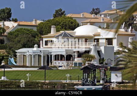 Accueil lac de luxe dans le quartier haut de Quinta do Lago de l'Algarve, au Portugal. Banque D'Images