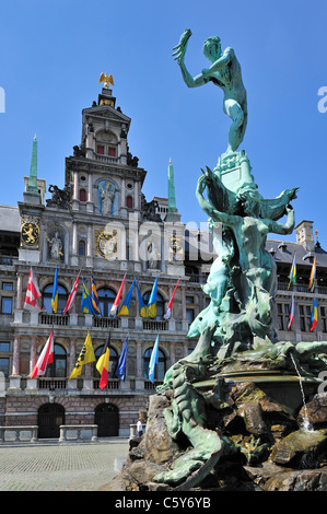 Anvers Hôtel de Ville et la statue de Brabo au Grote Markt / Grand Place / Main Square, Belgique Banque D'Images