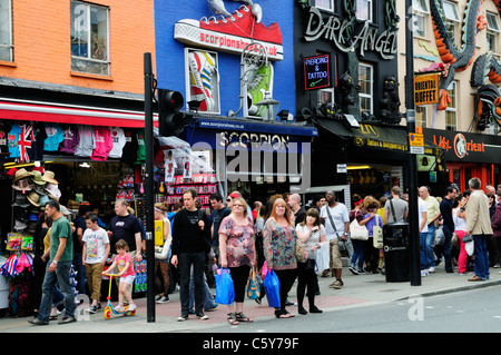 Shoppers on Camden High Street, London, England, UK Banque D'Images