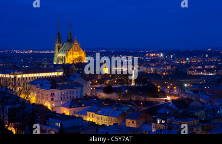 La Cathédrale Saint Pierre et Paul à Brno en Moravie du Sud au crépuscule, en République tchèque. Banque D'Images