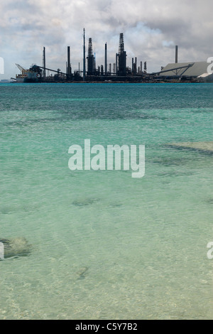 Valero, raffinerie de pétrole, Aruba, avec la mer des Caraïbes non pollué au premier plan. Banque D'Images