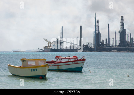 Bateaux de pêche dans une baie avec la raffinerie de Valero en arrière-plan, Aruba, Antilles néerlandaises Banque D'Images