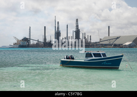 Bateau de pêche dans une baie avec la raffinerie de Valero en arrière-plan, Aruba, Antilles néerlandaises Banque D'Images