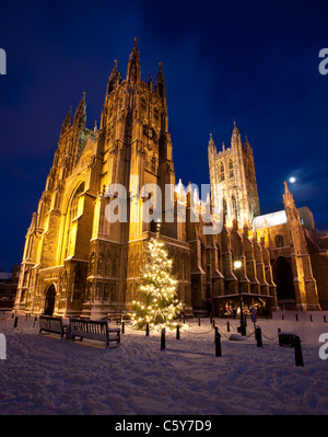 La Cathédrale de Canterbury dans l'arbre de Noël avec de la neige et de blocage avec crèche à Canterbury, Kent, UK. Banque D'Images