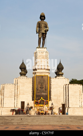 Rama VI statue dans le Parc Lumphini, Bangkok, Thaïlande Banque D'Images