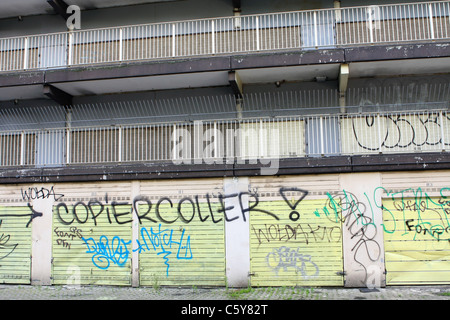 Graffiti sur un bloc d'appartements abandonnés Banque D'Images