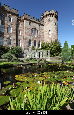 Cholmondeley Castle Gardens. L'été pittoresque vue sur la terrasse et bassin jardin à Cholmondeley Castle. Banque D'Images