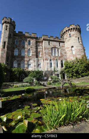 Cholmondeley Castle Gardens. L'été pittoresque vue sur la terrasse et bassin jardin à Cholmondeley Castle. Banque D'Images