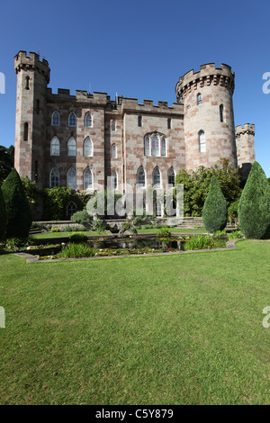 Cholmondeley Castle Gardens. L'été pittoresque vue sur la terrasse et bassin jardin à Cholmondeley Castle. Banque D'Images