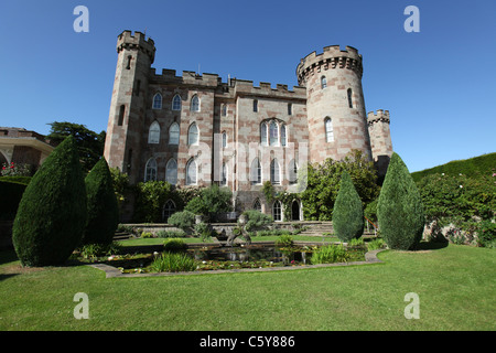 Cholmondeley Castle Gardens. L'été pittoresque vue sur la terrasse et bassin jardin à Cholmondeley Castle. Banque D'Images