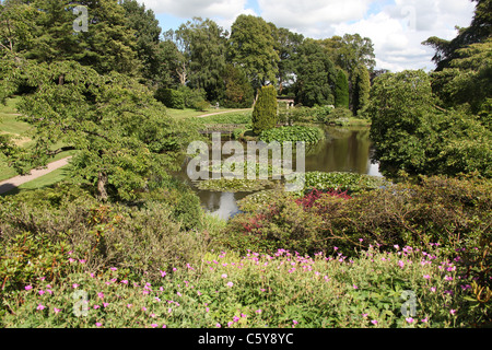 Cholmondeley Castle Gardens. Vue d'été pittoresque de Cholmondeley Castle Temple Gardens. Banque D'Images