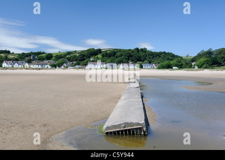 Llansteffan dans le sud du pays de Galles. Vue sur la plage et le village. Banque D'Images