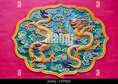 Dragon chinois coloré parure trouvés dans la cité interdite de Pékin Banque D'Images