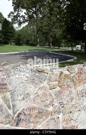 Tour bus on driveway dans graceland au-delà mur bas couverts de graffitis à l'extérieur de graceland Memphis Tennessee usa Banque D'Images