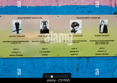 Plaques commémoratives à l'endroit où un certain nombre de personnes ont été tués au cours de l'Ballymurphy (Belfast) massacre du 9 août 1971 Banque D'Images