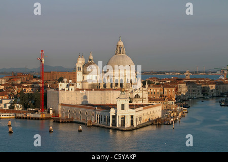 En arrivant à Venise Italie early morning light, bâtiments colorés, les maisons et les entreprises le long de la côte de l'île. Banque D'Images