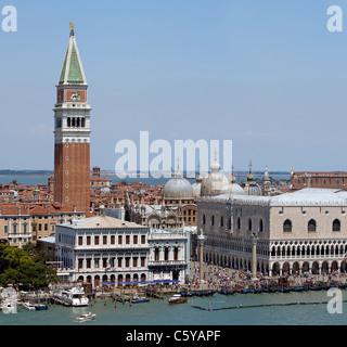 En arrivant à Venise Italie early morning light, bâtiments colorés, les maisons et les entreprises le long de la côte de l'île. Banque D'Images