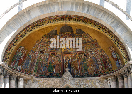 Fresque peinte dans un demi-dôme à l'entrée de la Basilique Saint Marc, à Venise, Italie. Peint pendant l'époque romaine. Banque D'Images