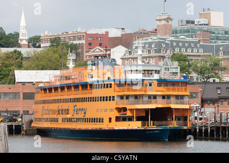 Staten Island Ferry, le sénateur John J. Marchi amarré au terminal de ferry de Saint George à Staten Island, New York. Banque D'Images