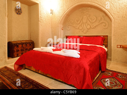 Détail architectural d'intérieur d'une chambre avec alcôve et détaillant avec archway, couvre-lit dans un couvre-lit rouge vif brodé Banque D'Images